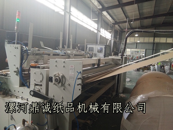 衛(wèi)生紙復(fù)卷機(jī)加工現(xiàn)場